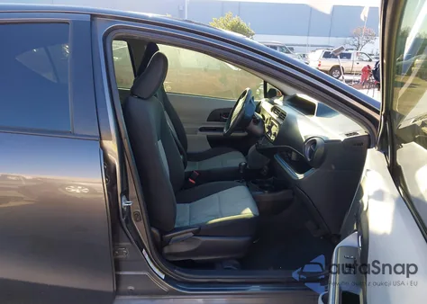 2013 Toyota Prius C Three z USA, uszkodzony, nr VIN JTDKDTB38D1039893